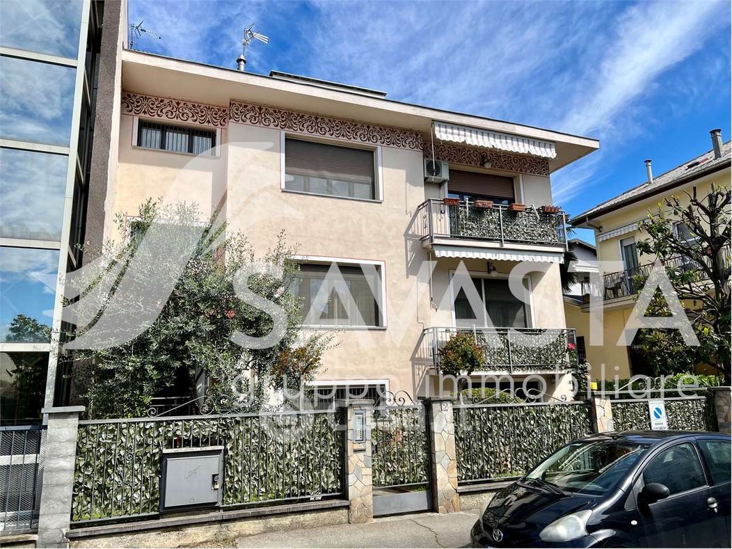 Casa Bi/Trifamiliare in Vendita in Via Chinotto 12 a Novara