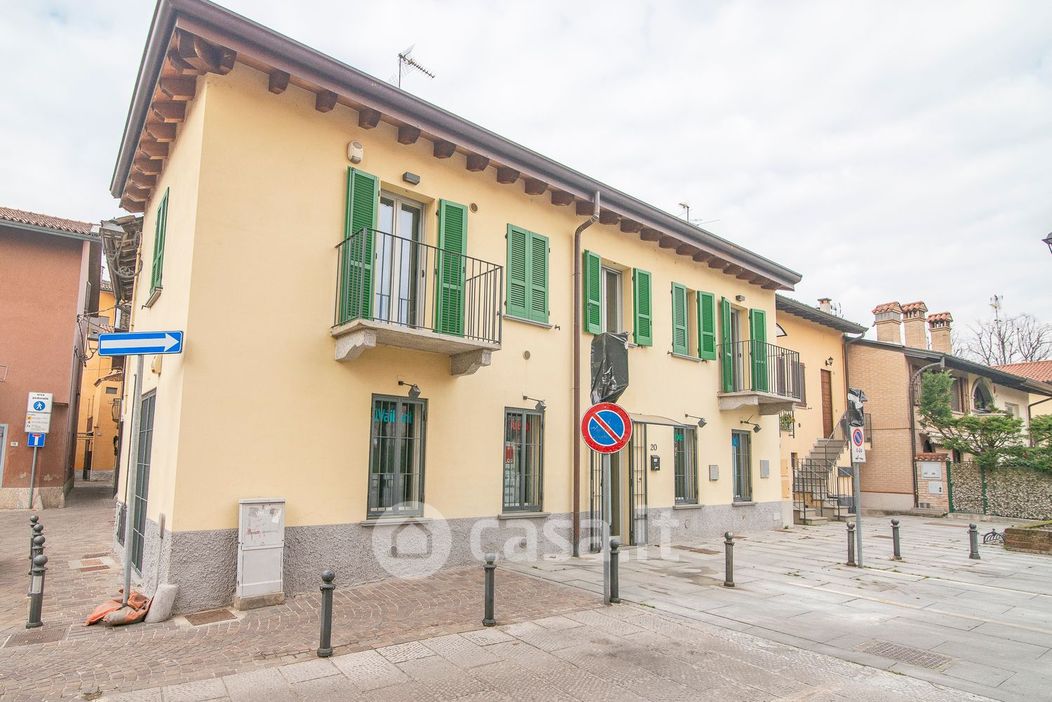 Negozio/Locale commerciale in Vendita in Piazza Generale Domenico Perrucchetti a Cassano d'Adda