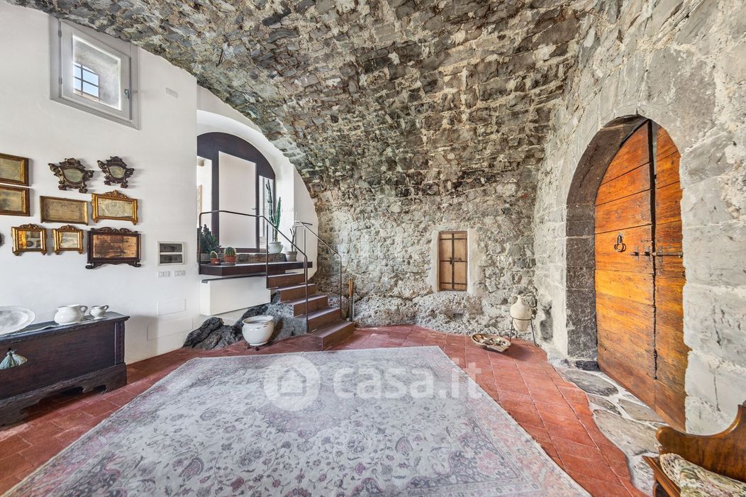 Villa in Vendita in Via Castello 26 a Solto Collina