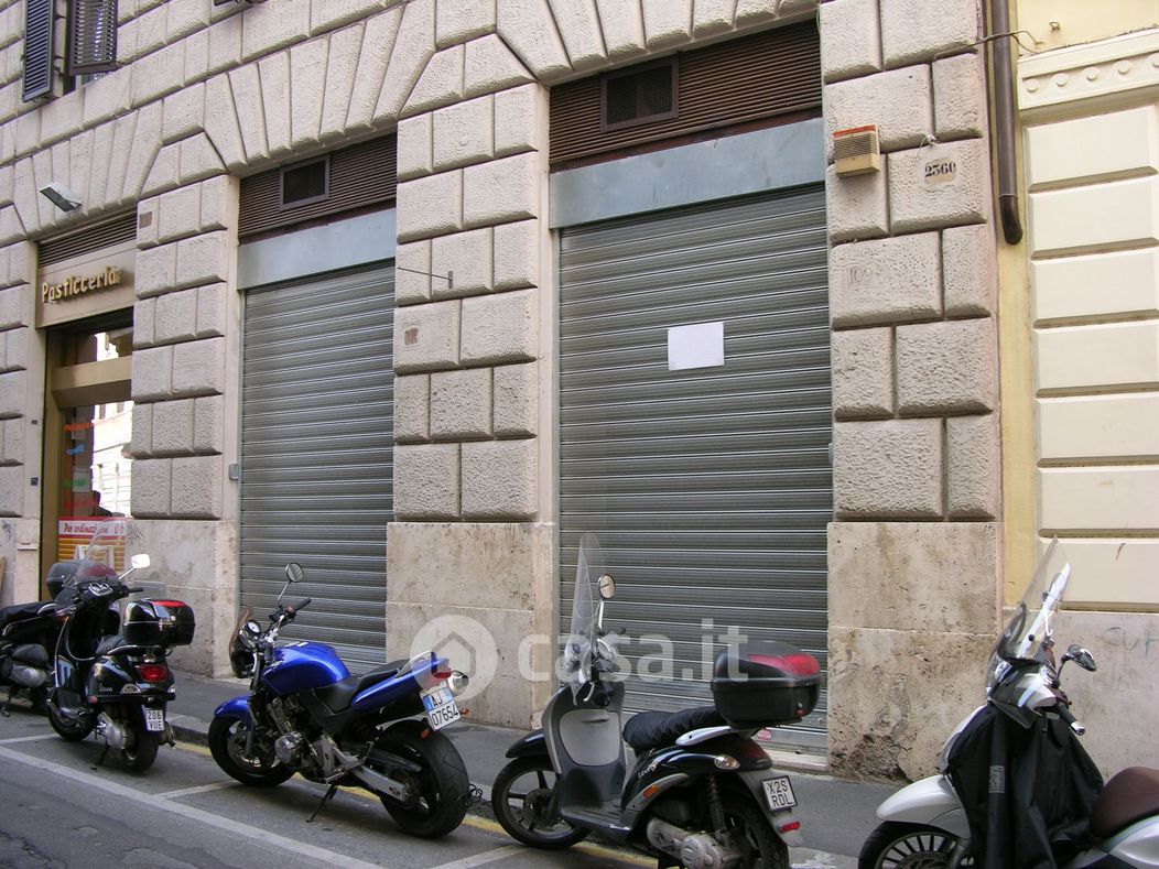 Negozio/Locale commerciale in Vendita in Via dei Banchi Vecchi a Roma