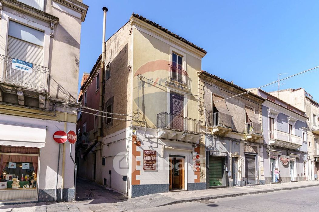 Casa indipendente in Vendita in Via Gian Battista Nicolosi a Paternò