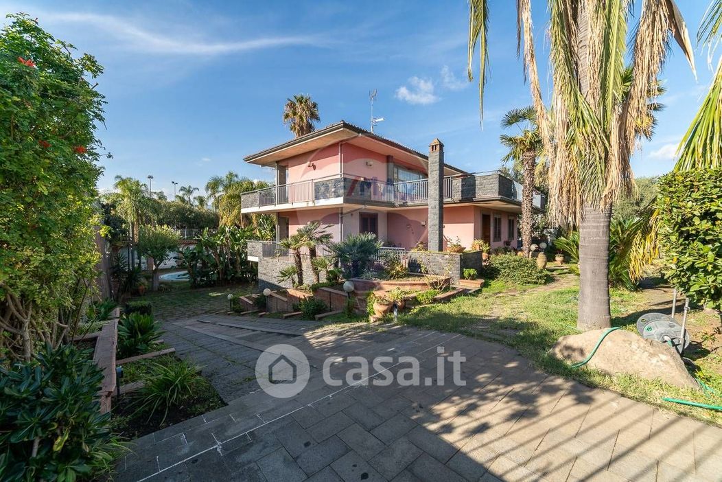 Villa in Vendita in Via Rosario Messina 14 -16 a Acireale