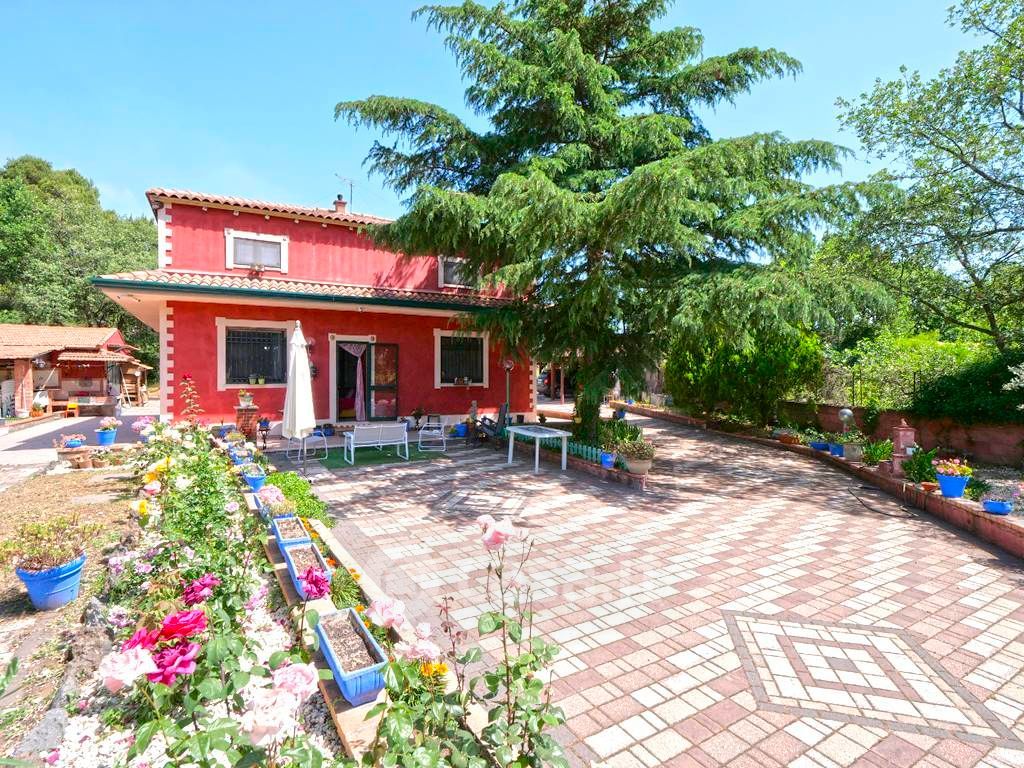 Villa in Vendita in Via Agrigento 16 a Nicolosi