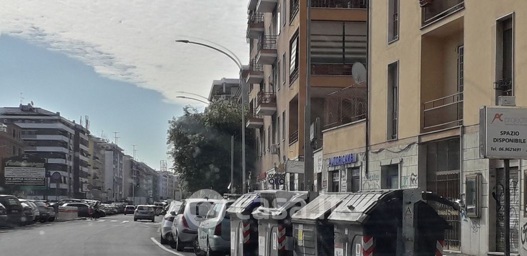 Negozio/Locale commerciale in Vendita in Via Tuscolana a Roma