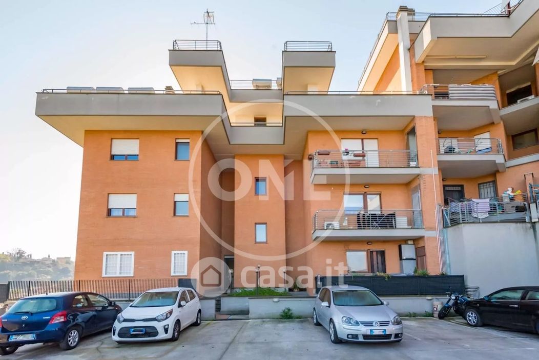 Appartamento in Vendita in Via Sepino 112 a Roma