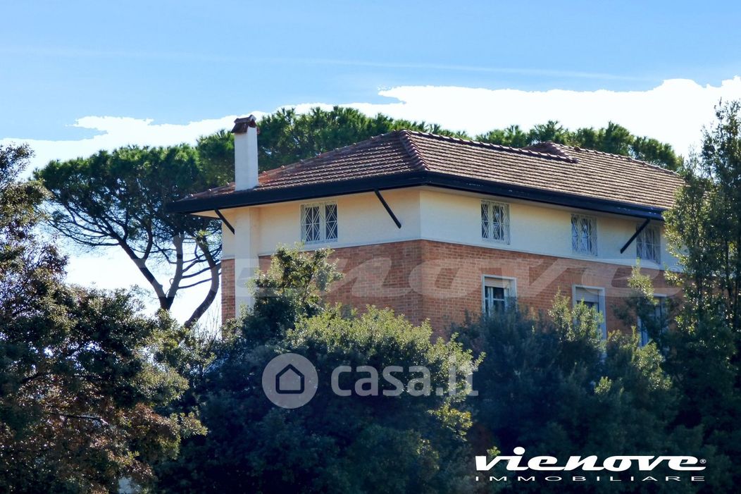 Villa in Vendita in Via Odoardo Beccari a Roma
