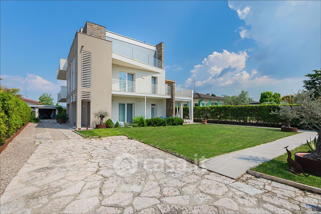 Villa in Vendita in Via Lugana 9 a Peschiera del Garda