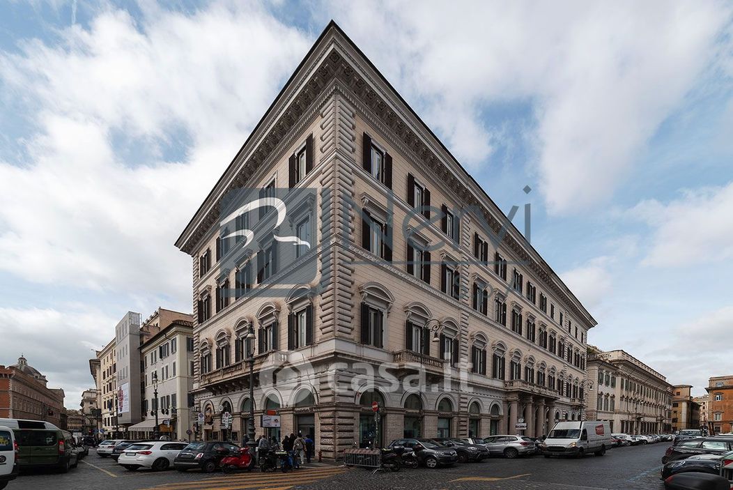Appartamento in Vendita in Piazza dei Santi Apostoli a Roma
