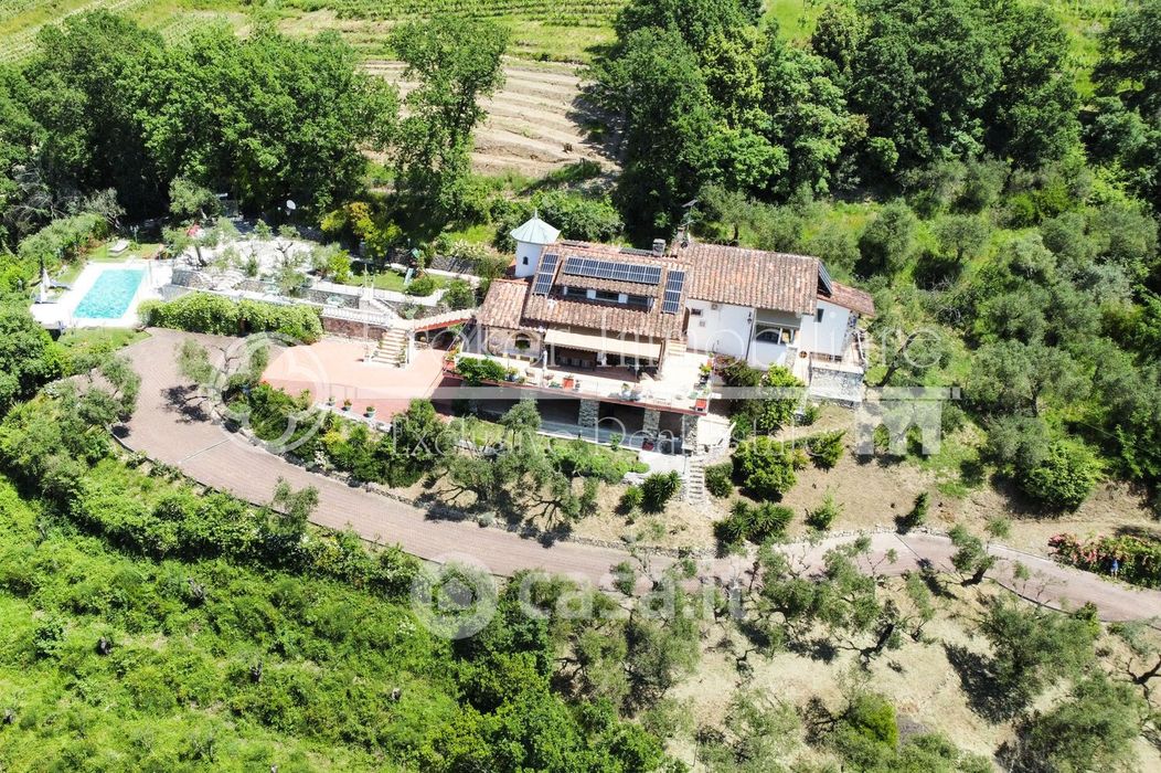 Villa in Vendita in Via dei Pini a Castelnuovo Magra