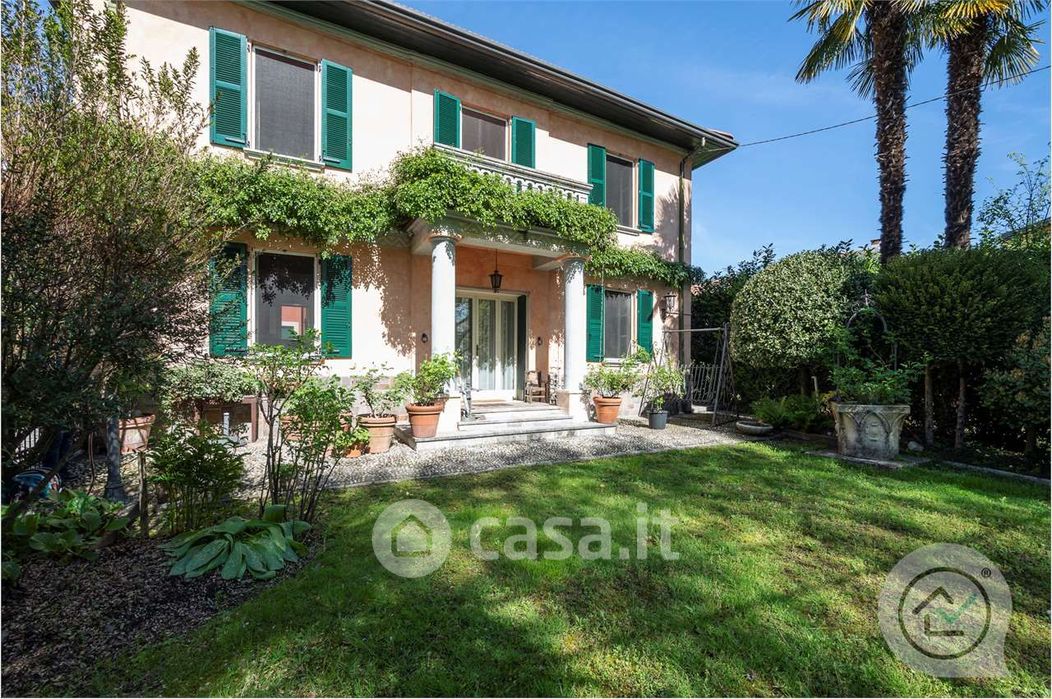 Villa in Vendita in Via Beato Nicone 24 a Besozzo
