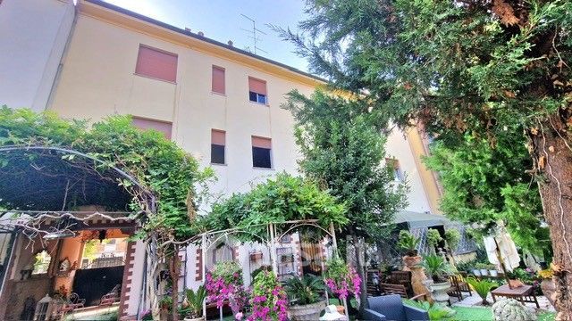 Villa in Vendita in Viale Girolamo Savonuzzi 18 a Ferrara