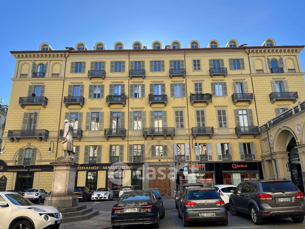 Appartamento in Vendita in Piazza Giuseppe Luigi Lagrange 2 a Torino