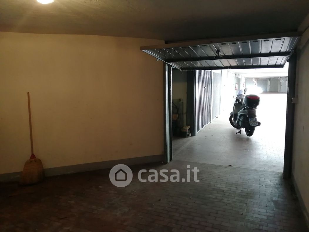 Garage/Posto auto in Vendita in Via Longanesi 26 a Milano
