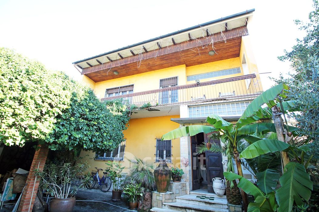 Villa in Vendita in Via DELLE ROSE a Lucca