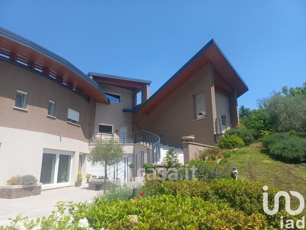Villa in Vendita in Via delle Canapine a L'Aquila