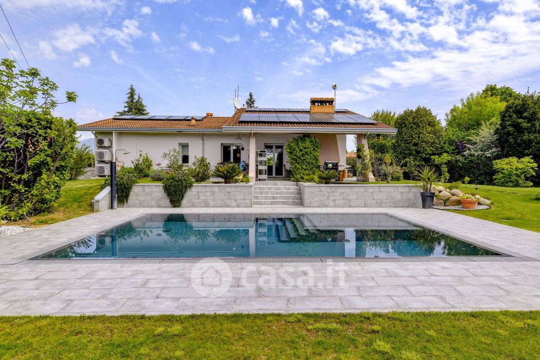 Villa in Vendita in Via Pergola 73 a Moniga del Garda