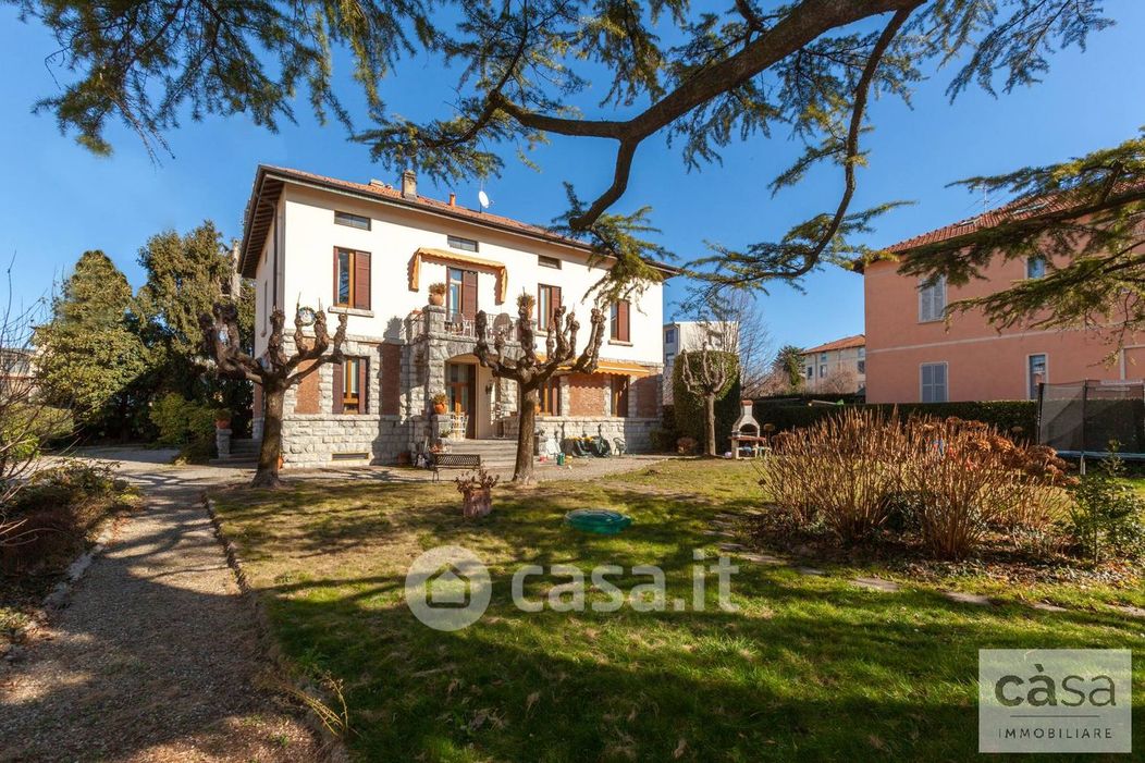 Villa in Vendita in Via Cadore 37 a Varese