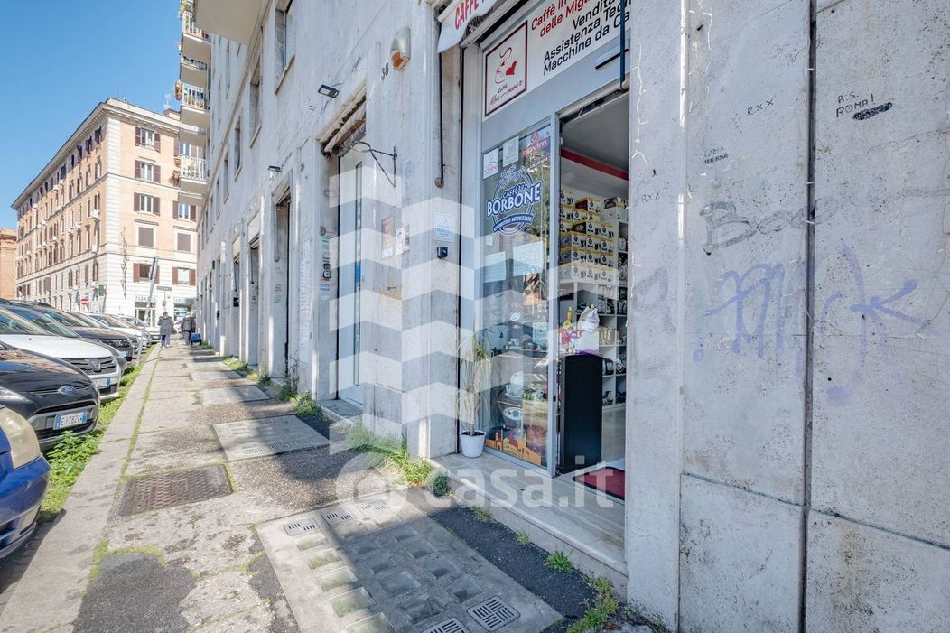 Negozio/Locale commerciale in Vendita in Piazza di S Maria Liberatrice 37 a Roma