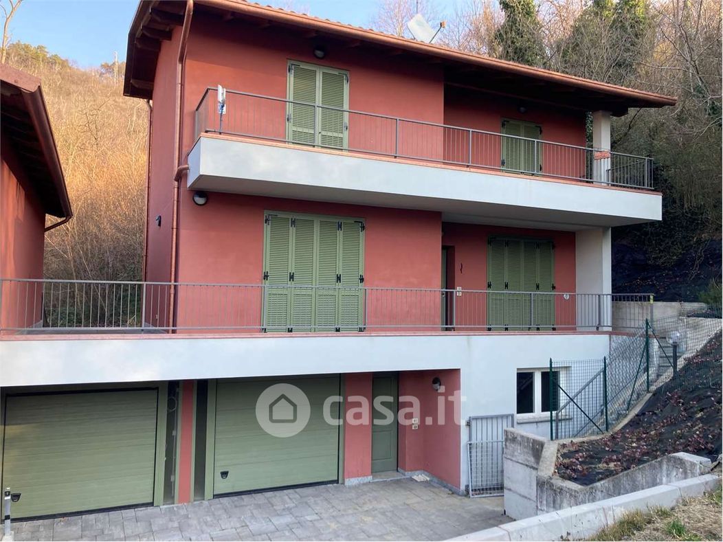 Villa in Vendita in Via alla Zocca 2 a Como
