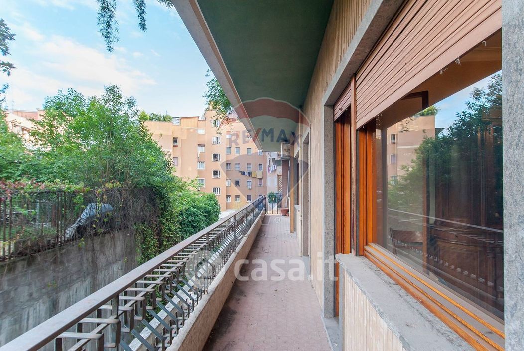 Appartamento in Vendita in Via Edoardo Jenner a Roma