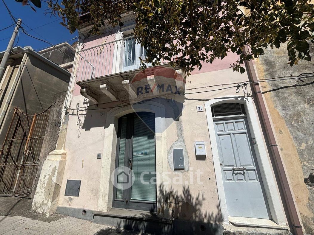 Appartamento in Vendita in Via Vittorio Emanuele a Aci Sant'Antonio