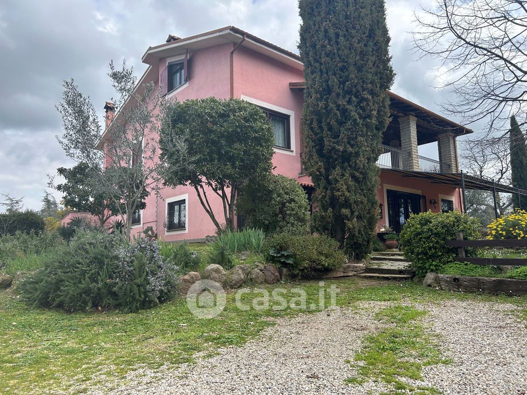 Villa in Vendita in Strada Gavazzano a Viterbo