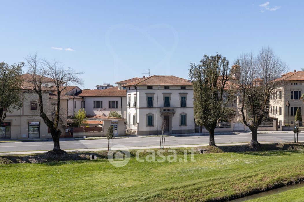 Villa in Vendita in Via Papi 41 a Lucca
