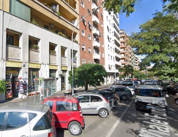 Negozio/Locale commerciale in Affitto in Viale Furio Camillo 5 a Roma