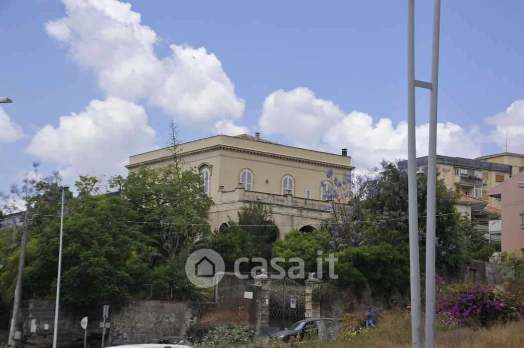 Villa in Vendita in Via Santa Sofia a Catania