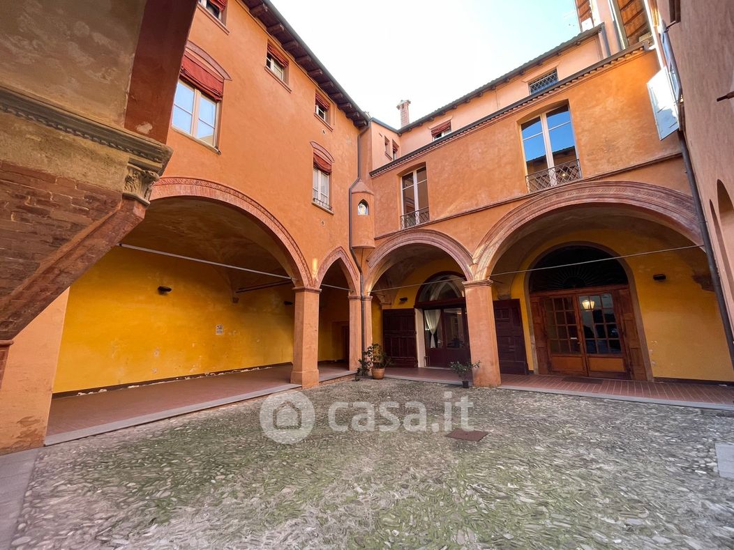 Appartamento in Affitto in Via Castiglione a Bologna