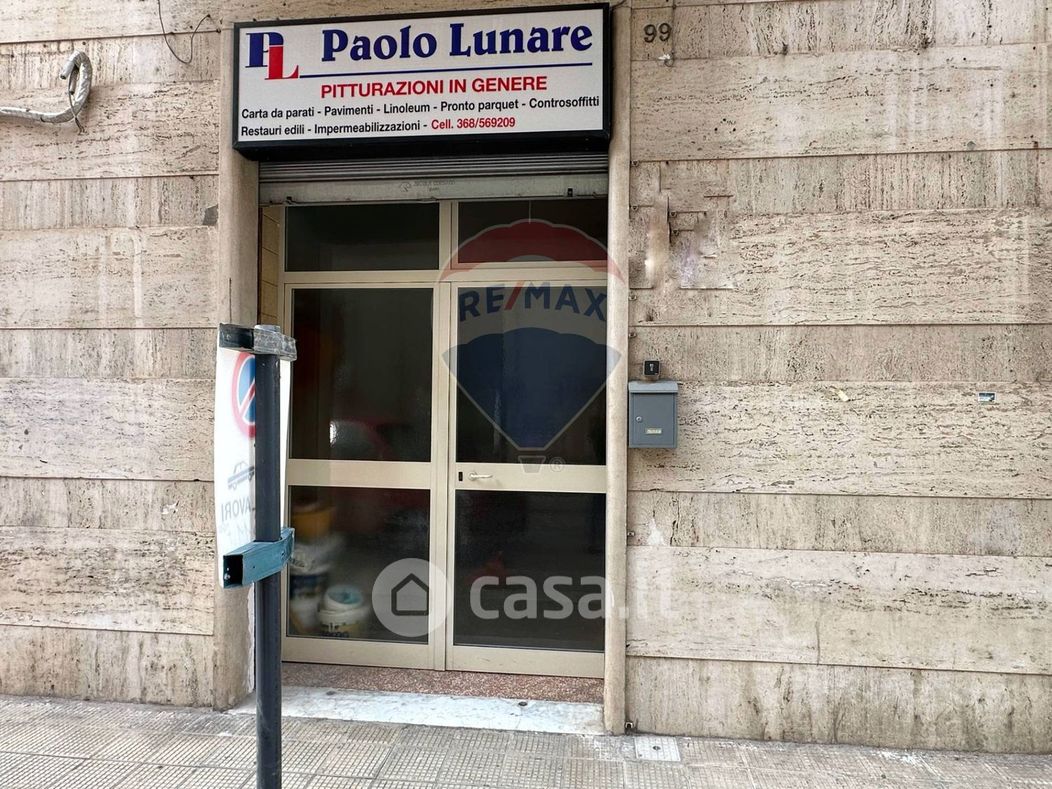 Negozio/Locale commerciale in Vendita in Via Francesco Curzio dei Mille 99 a Bari