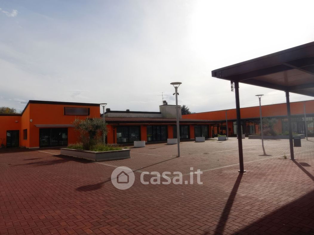 Negozio/Locale commerciale in Vendita in Via Molino Basso a Osimo