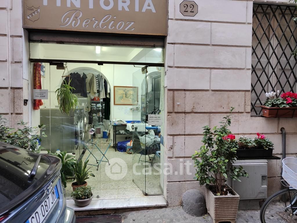 Negozio/Locale commerciale in Vendita in Via della Madonna dei Monti a Roma