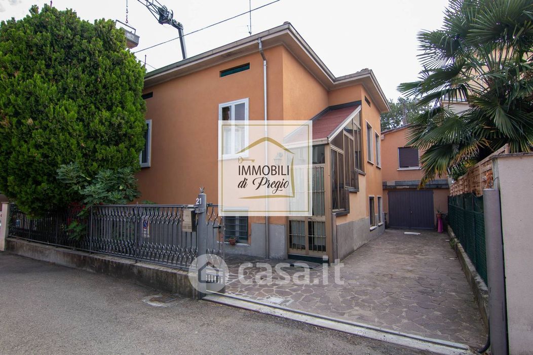 Casa indipendente in Vendita in Strada Montanara a Parma