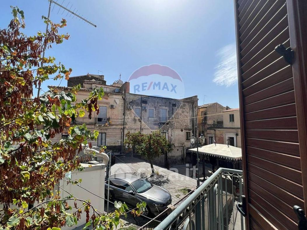 Casa indipendente in Vendita in Piazza Mercato a Adrano