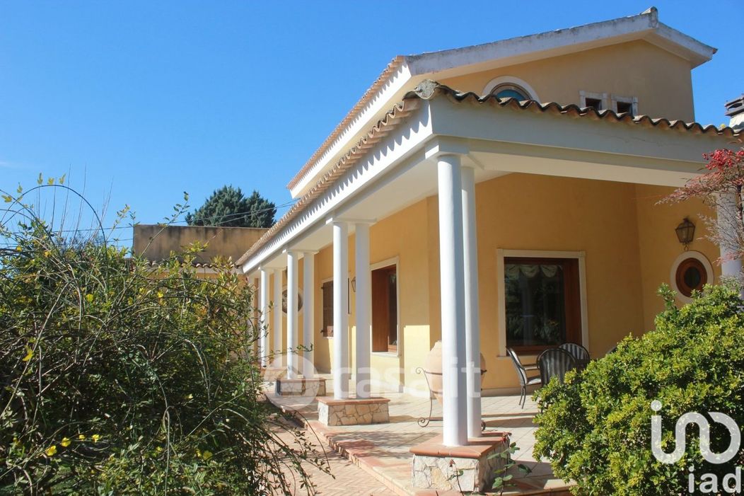 Villa in Vendita in Traversa Sinerchia a Siracusa