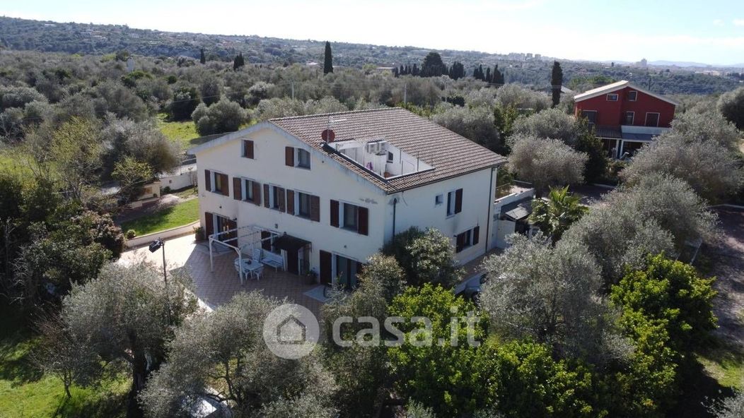 Villa in Vendita in Via Padre Costantino Devilla 3 a Sassari
