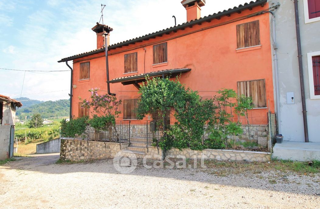 Casa Bi/Trifamiliare in Vendita in Via Monte Grappa 109 a Montebello Vicentino
