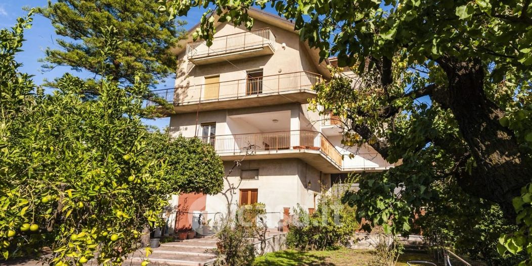 Villa in Vendita in Via Provinciale Monterosso a Aci Sant'Antonio