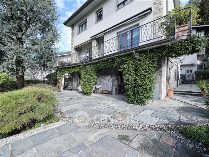 Villa in Vendita in Via Giovanni Enrico Pestalozzi a Como