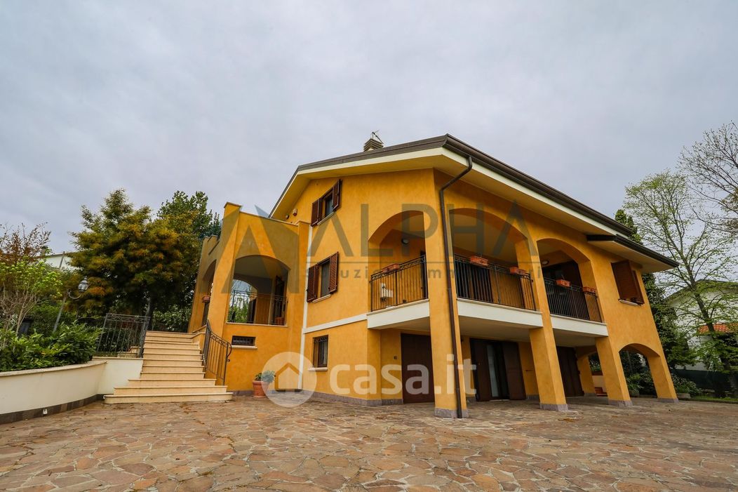 Villa in Vendita in Via Villa a Santarcangelo di Romagna