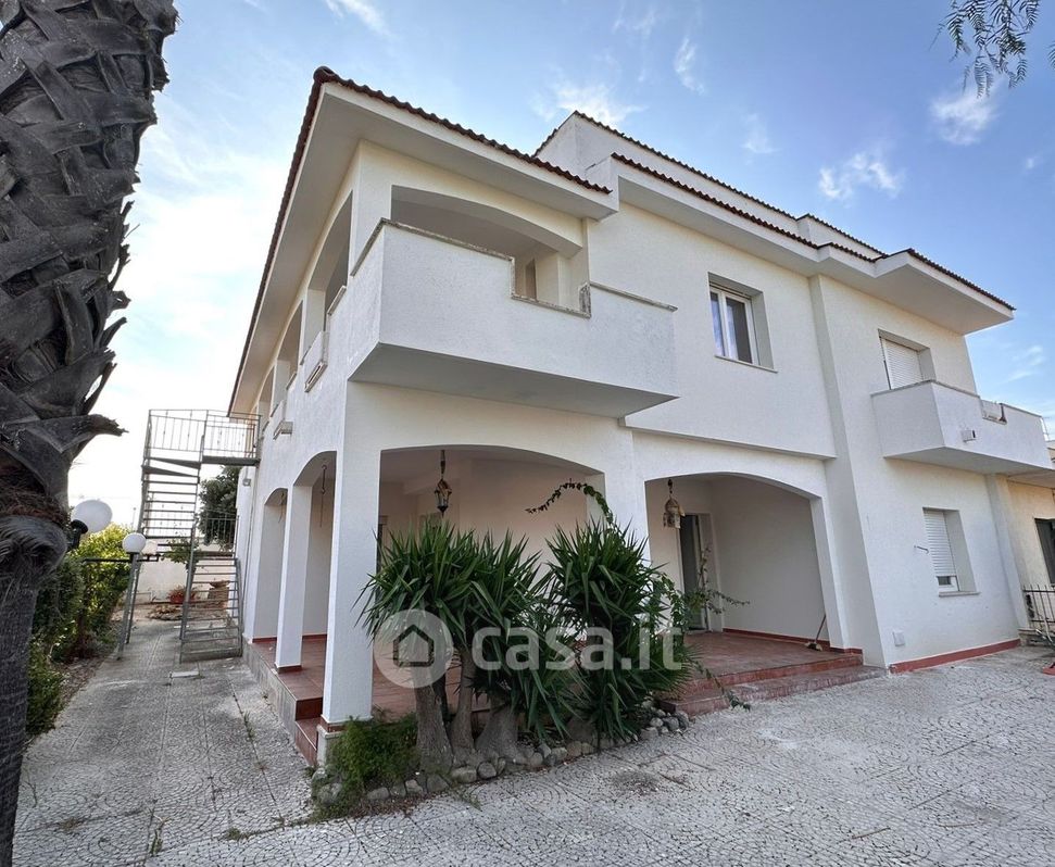 Villa in Vendita in Via BONSIGNORE a Taranto