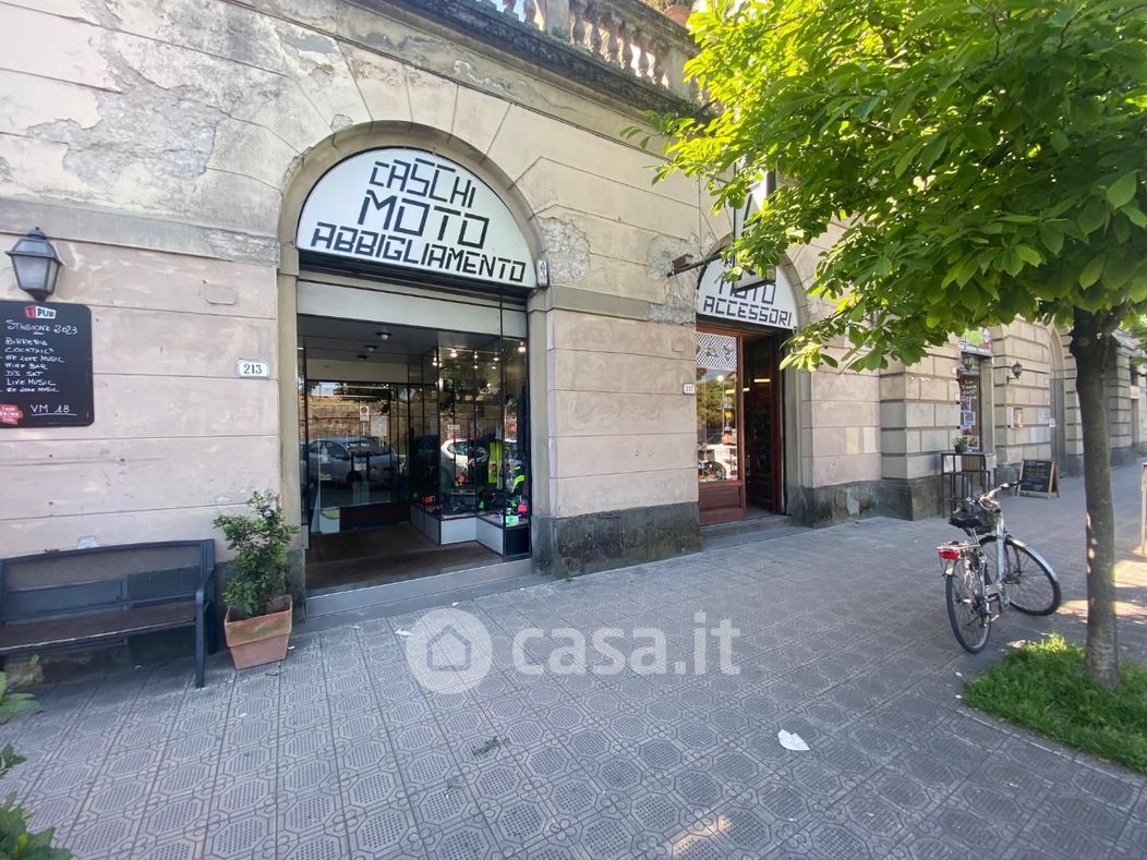 Negozio/Locale commerciale in Vendita in Viale Camillo Benso Cavour 15 a Lucca