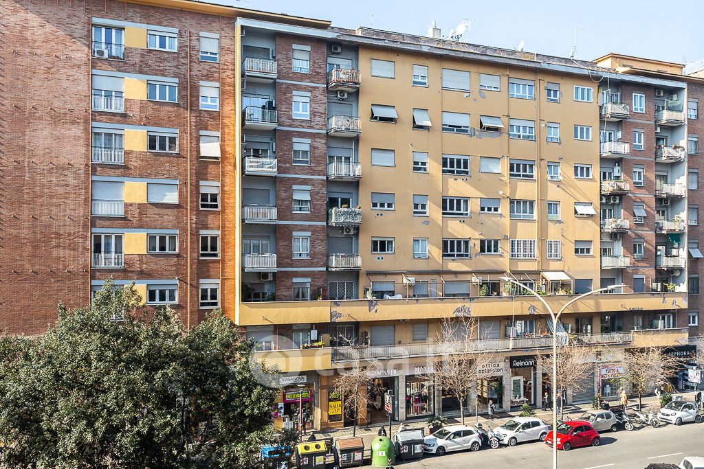 Appartamento in Vendita in Viale Guglielmo Marconi a Roma