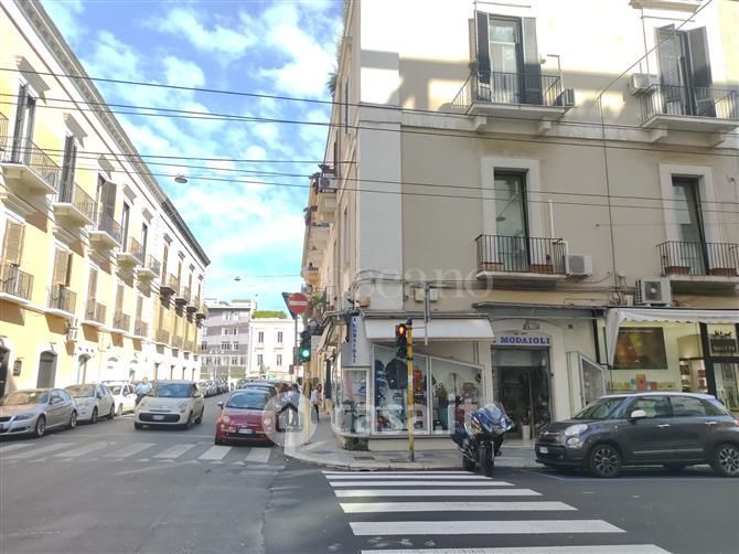 Negozio/Locale commerciale in Vendita in Via Niccolò Piccinni a Bari