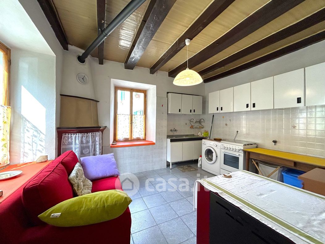 Casa indipendente in Vendita in Via case ballana carobbio a Tizzano Val Parma