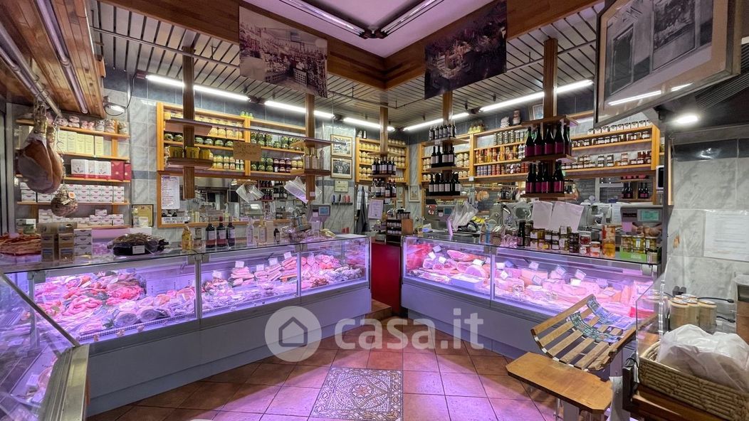 Negozio/Locale commerciale in Vendita in Via San Vincenzo a Genova
