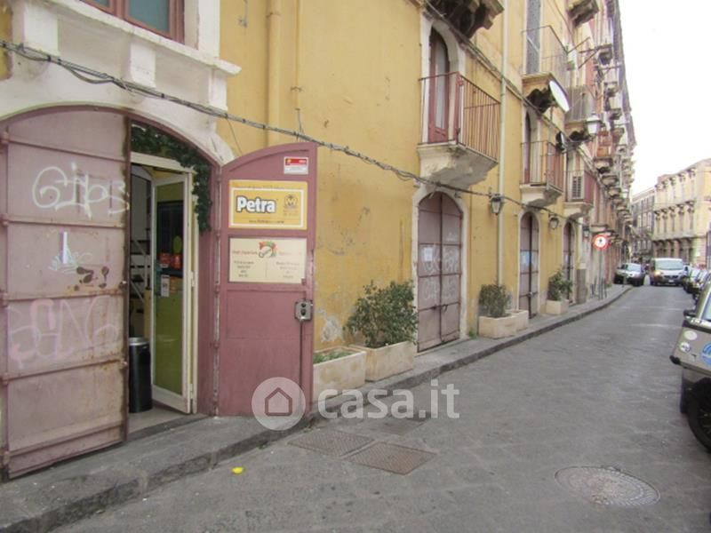 Negozio/Locale commerciale in Affitto in Via Gisira 62 a Catania