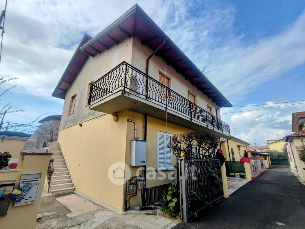 Appartamento in Vendita in Via Provinciale Avenza Sarzana a Carrara