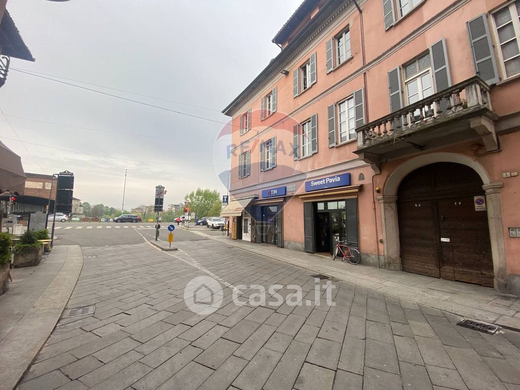 Negozio/Locale commerciale in Vendita in Piazzale Ponte Ticino 4 a Pavia